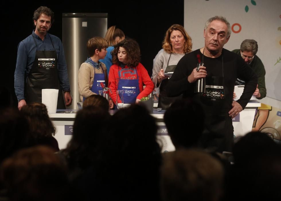 Ferran Adrià cocinando con varias familias en el centro Niemeyer de Avilés