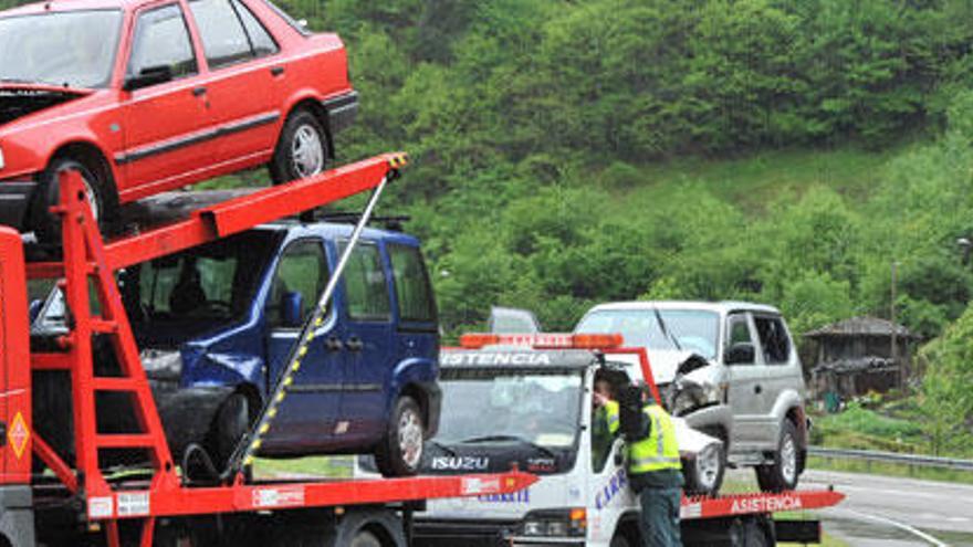 La Guardia Civil y las grúas, ayer, retirando los vehículos involucrados en el accidente.