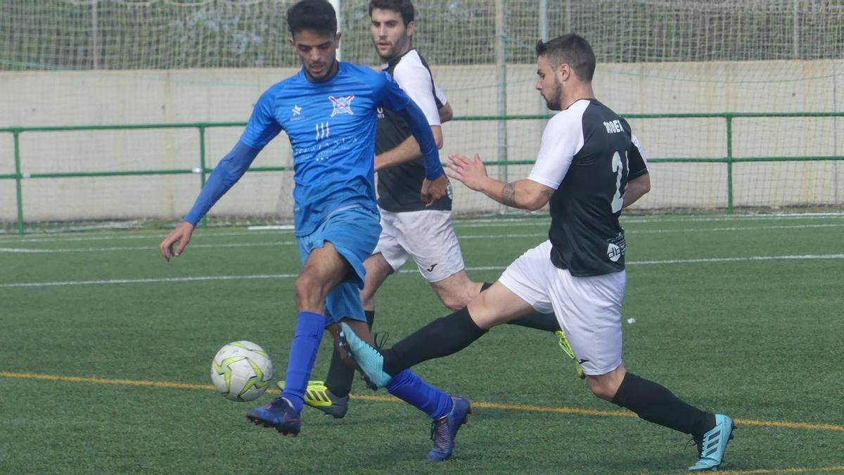 El atacante del San Pedro Younes, artífice del triunfo grauero, controla un balón ante la presión de dos futbolistas del Vila d&#039;Onda.