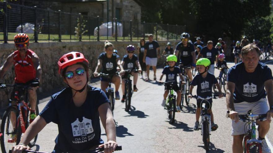 Más de un centenar de personas participan en el Día de la Bici