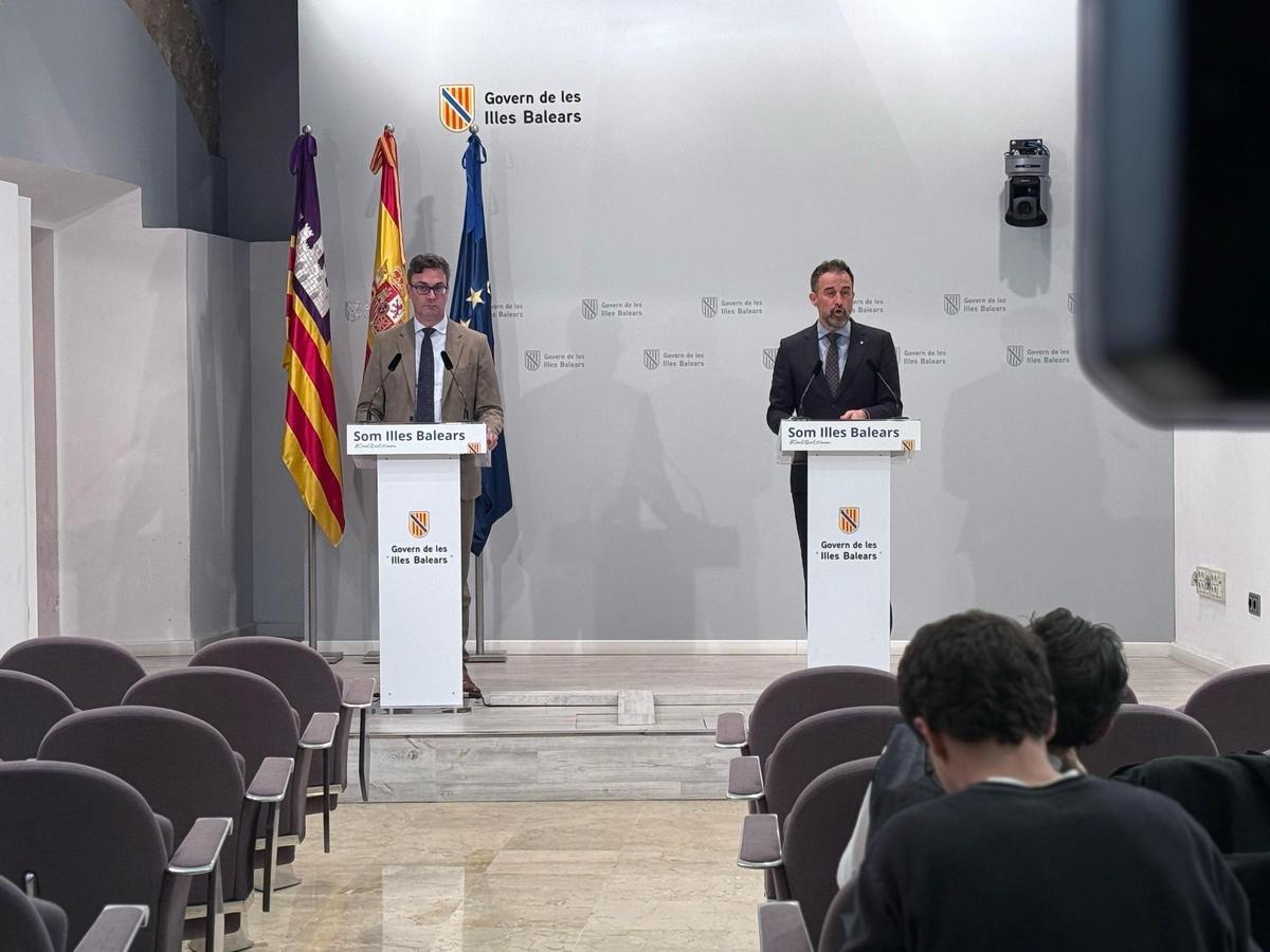 El portavoz del Govern, Antoni Costa, y el conseller de Vivienda, José Luis Mateo