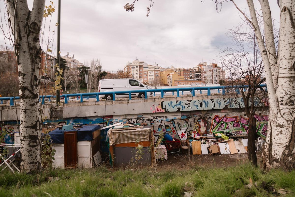 Un grupo de infraviviendas instaladas junto a la M-30.