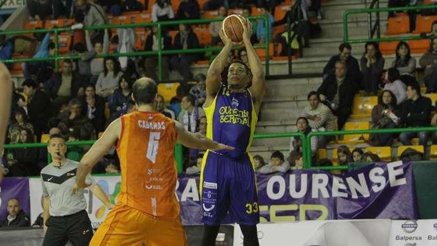 Jonathan Kale, el jugador más valorado del COB Ourense Termal, lanza a canasta. // Jesús Regal