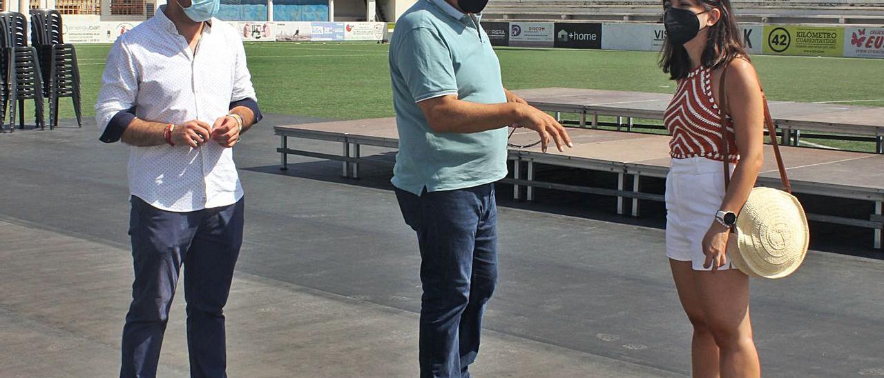 Pla, Cuesta y Muñoz, ayer visitando la instalación del escenario en el estadio El Clariano. | LEVANTE-EMV