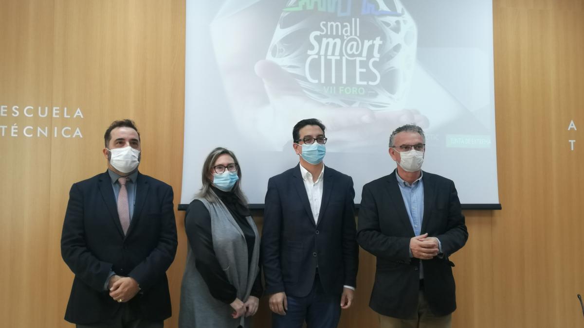 Los organizadores del Small Smart Cities posan ante los medios gráficos en rueda de prensa en Don Benito.