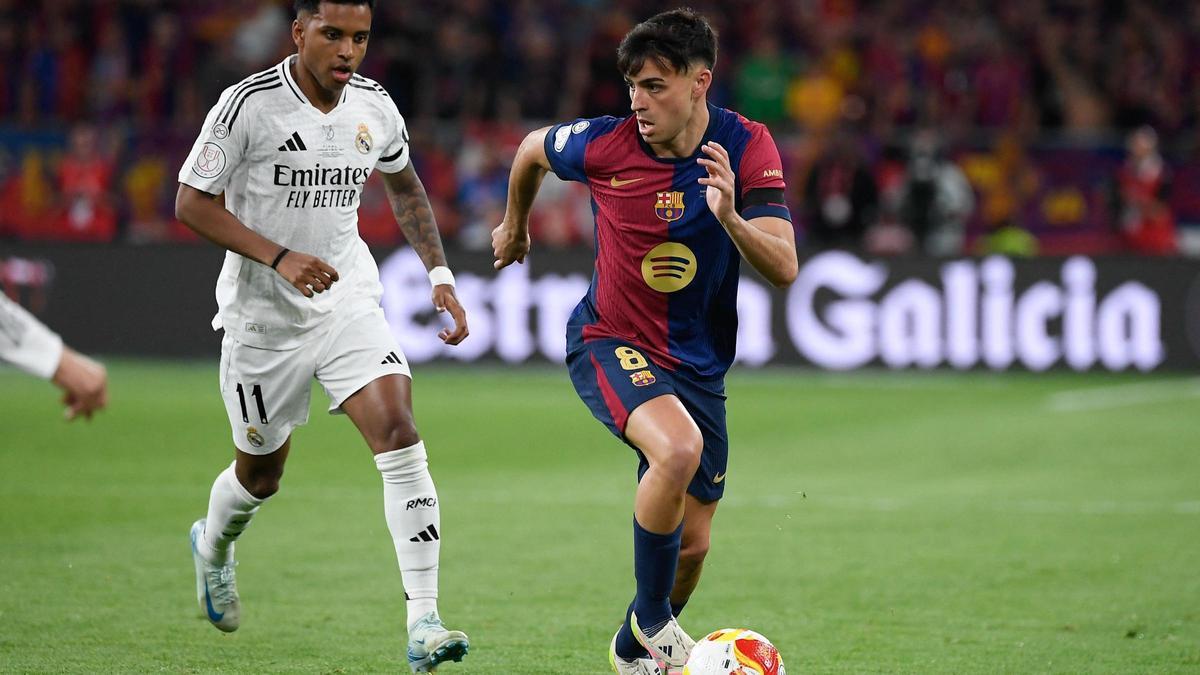 Pedri se escapa de Rodrygo durante la final de Copa entre Barça y Madrid en La Cartuja (Sevilla).