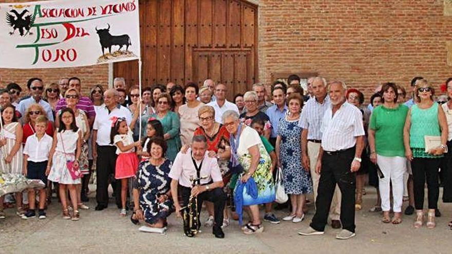 Participantes en la fiesta del barrio del Teso del Toro.