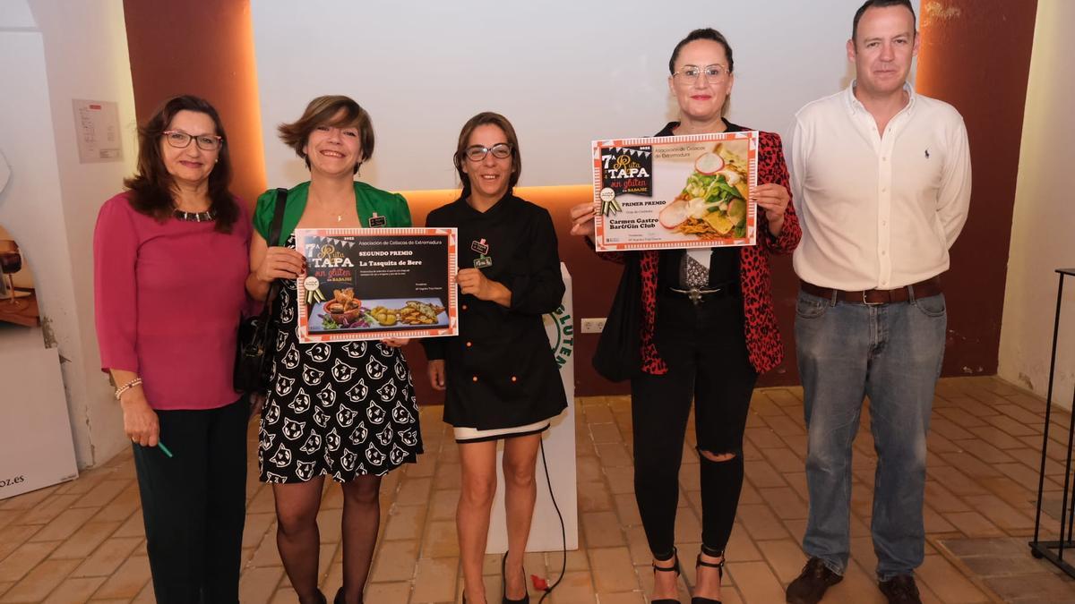 Representantes de Carmen Gastrobar y La Tasquita de Bere posan con su premio, ayer.