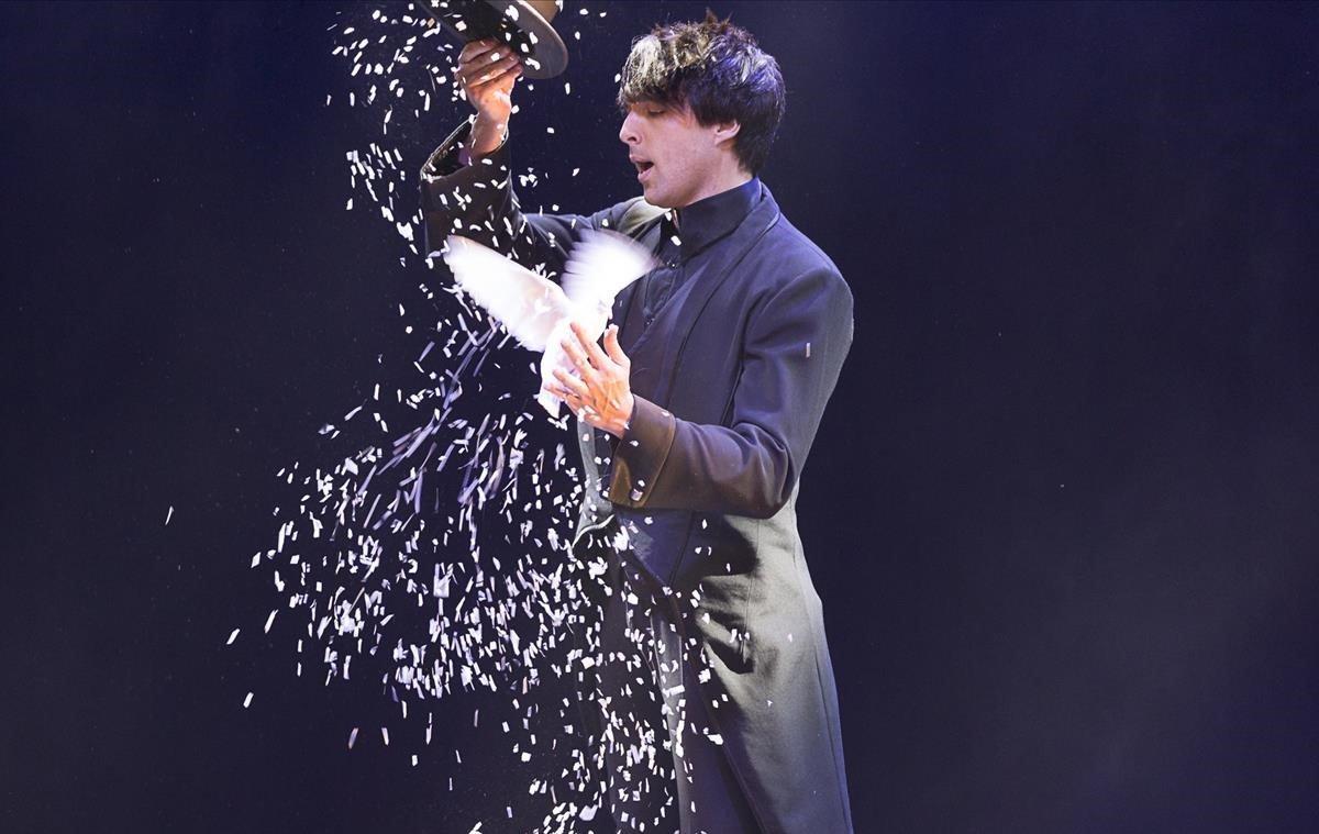 Charlie Mag abrió la gala con su premiado número con palomas.