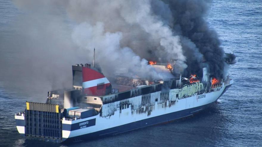 El incendio del Sorrento a 18 millas de sa Dragonera fue el servicio más complicado del año en Balears para Salvamento Marítimo.