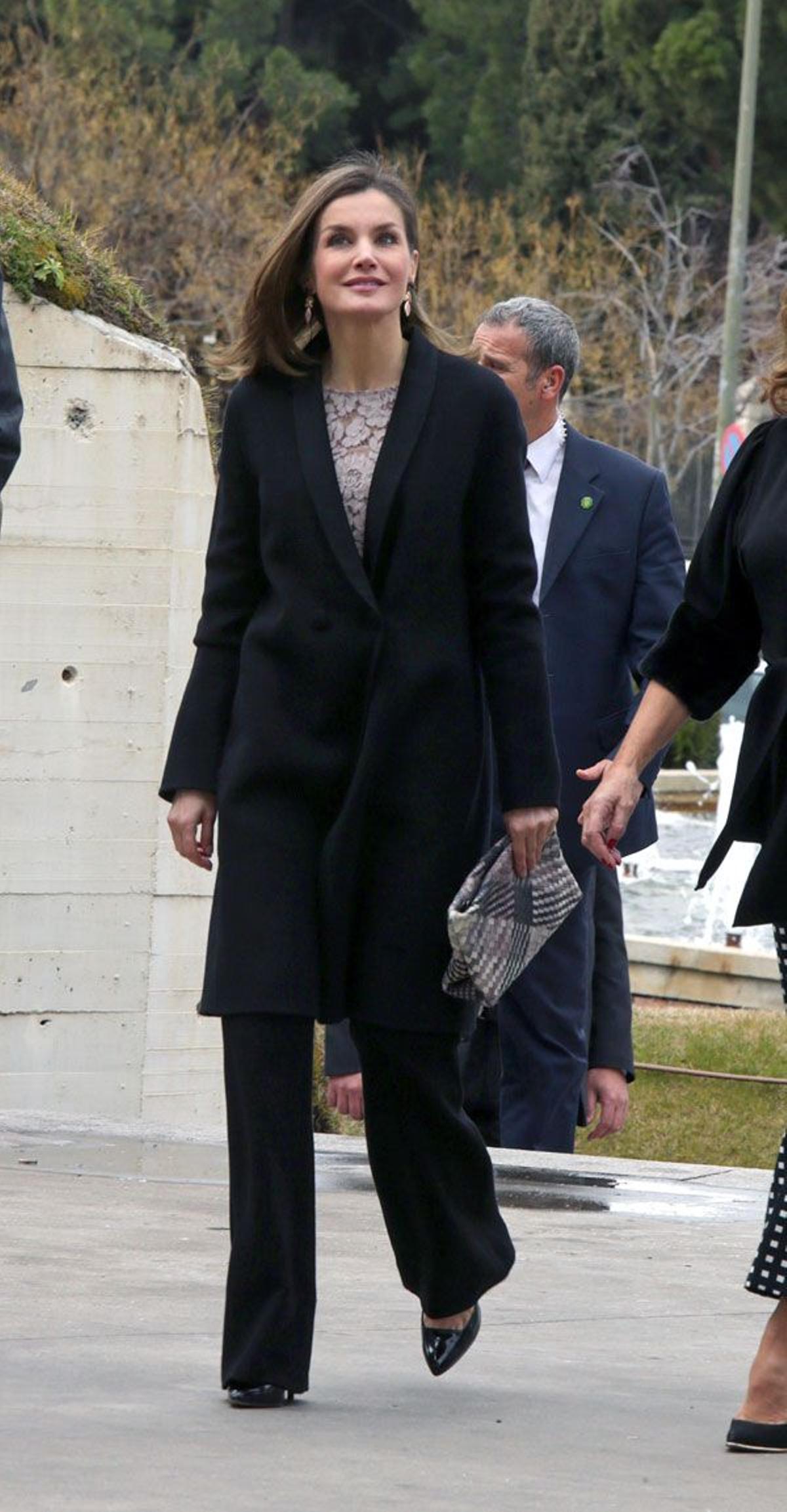 Letizia Ortiz con blusa de encaje de Zara, bolso trenzado de Malababa y pantalones palazzo