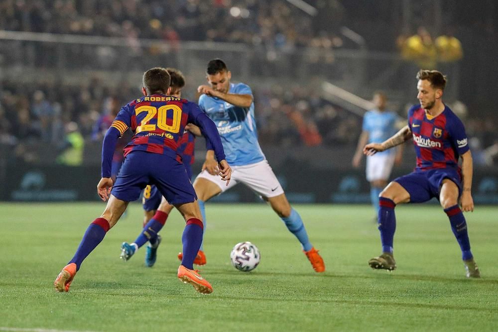 El defensa del FC Barcelona Sergi Roberto (i), pelea un balón contra el delantero del UD Ibiza Ángel Rodado (2i)