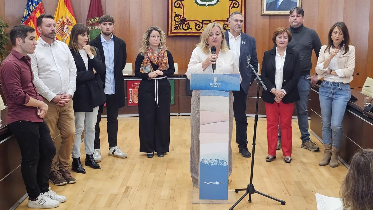 La alcaldesa junto a los nueve ediles del tripartito