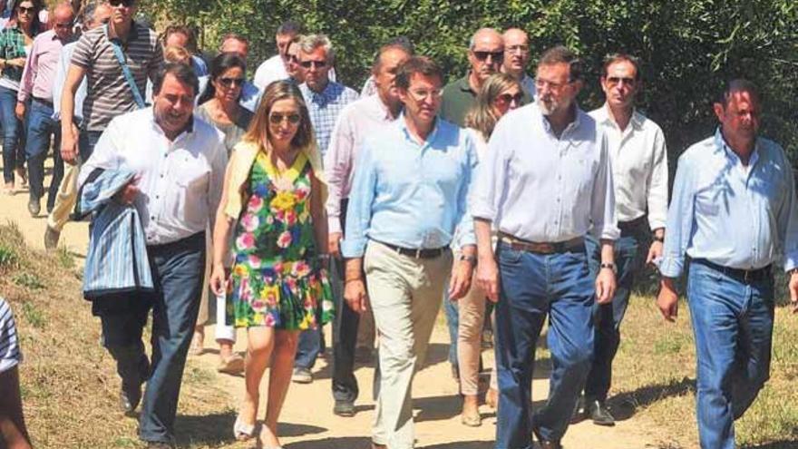 Mariano Rajoy, durante el paseo con Feijóo, Ana Pastor y Carlos Negreira, Rafael Louzán y otros cargos del Partido Popular.  // Iñaki Abella