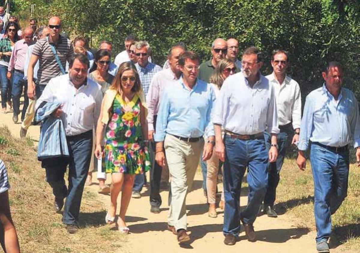 Mariano Rajoy, durante el paseo con Feijóo, Ana Pastor y Carlos Negreira, Rafael Louzán y otros cargos del Partido Popular.  // Iñaki Abella