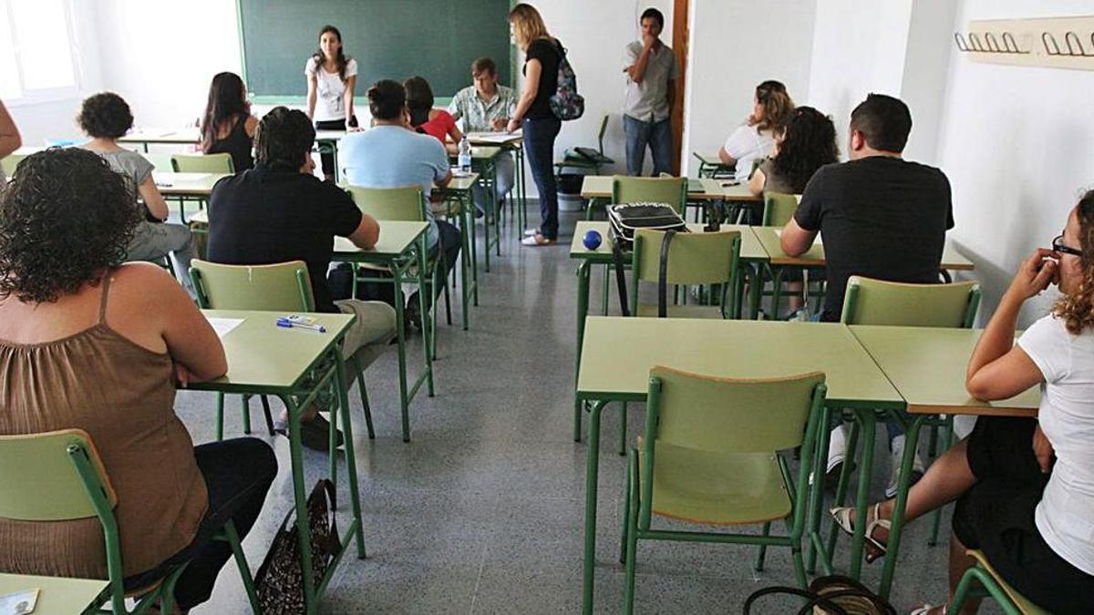 Imagen de archivo de un examen de oposiciones para docentes en el instituto sa Colomina.