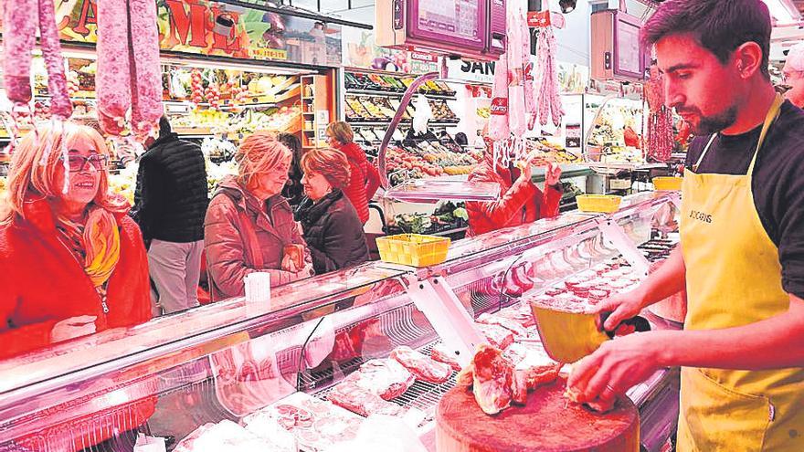 Col·loquen dos aparells d’aire condicionat nous  al Mercat del Lleó per acabar amb la calor interior