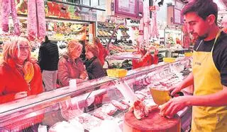 Col·loquen dos aparells d’aire condicionat nous al Mercat del Lleó per acabar amb la calor interior