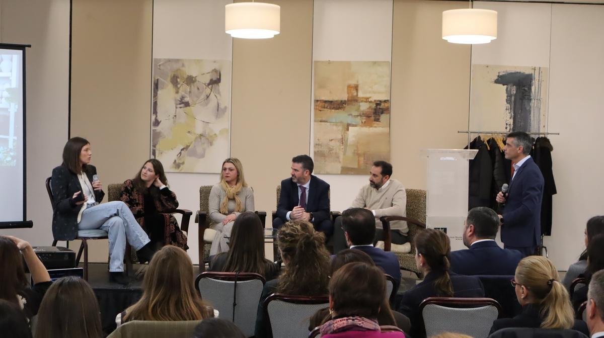 Mesa redonda con mujeres emprendedoras, ayer, en Mérida.