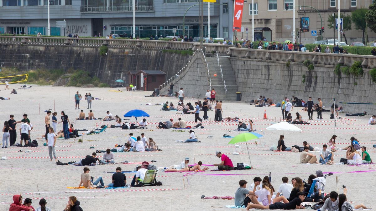 Grupos de jóvenes ocupan parcelas reservadas en la playa del Orzán.