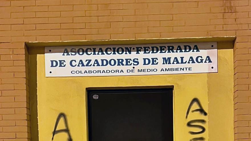 La Sociedad de Cazadores de Málaga sufre pintadas con insultos en su sede social