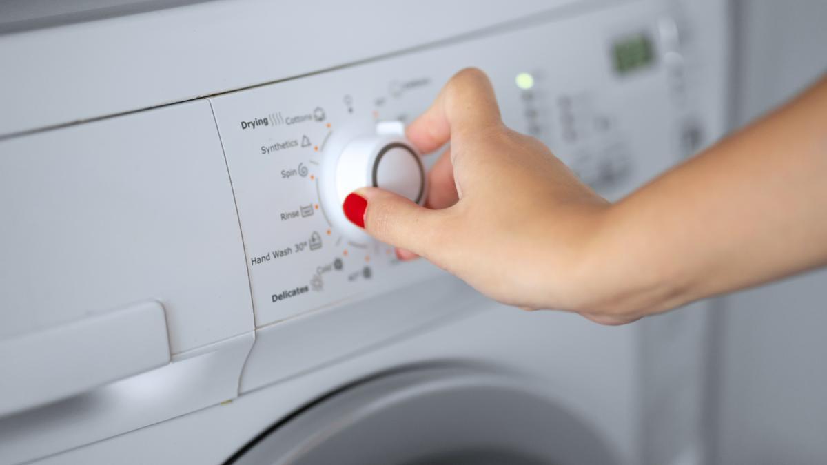 El botón “secreto” de la lavadora que hace la función de secadora: te cambiará la vida