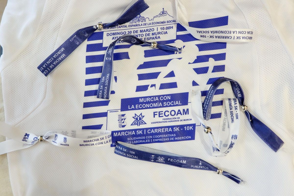 Detalle de la camiseta y las pulseras que recibirán los inscritos.
