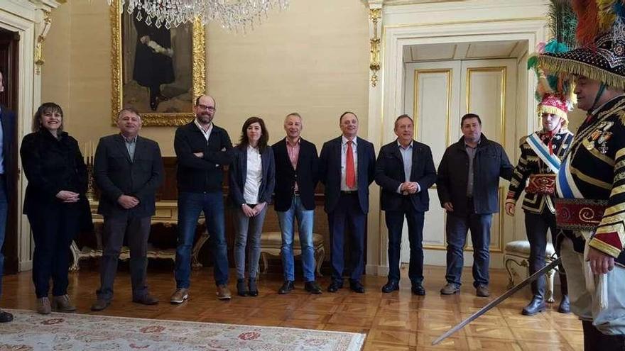 Alcaldes e concelleiros dos municipios que conservan esta tradición estiveron presentes, onte, no Pazo de Raxoi, canda dous xenerais.