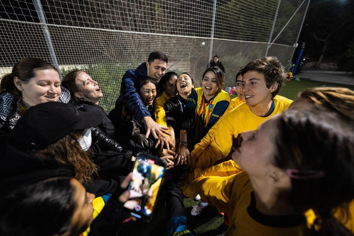 El equipo de mujeres refugiadas del AE Ramassà, al acabar un partido