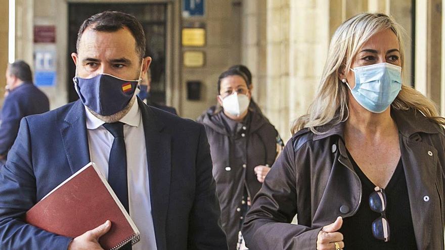 El abogado Ignacio Gally llega al juicio con Sonia Castedo