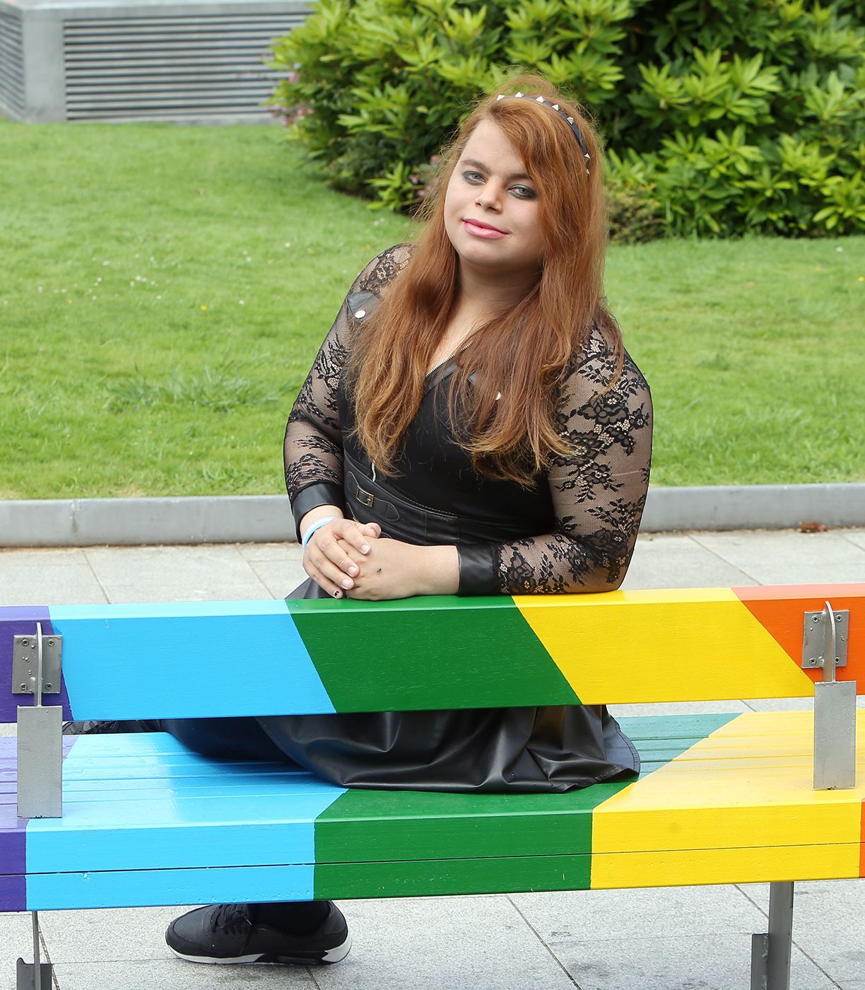 Mitchielle Katherine Arrieta, en el banco LGTBI ubicado en la alameda de Vigo.