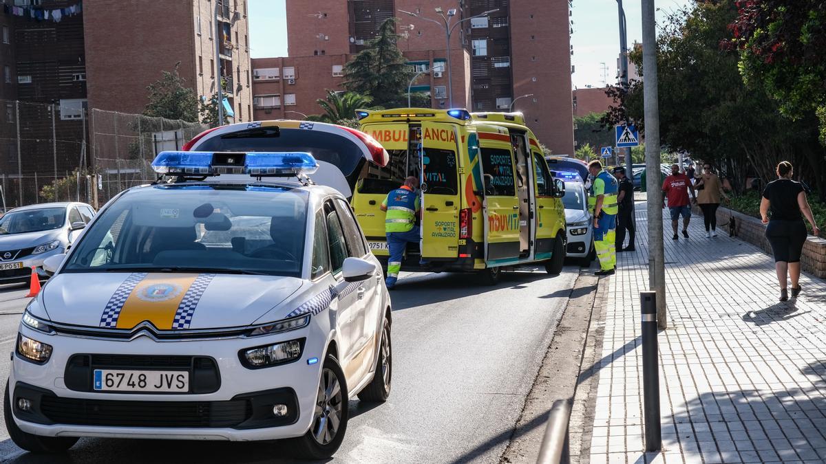 Policía local y sanitarios junto al paso de peatones de la avenida del Perú donde fue atropellada una joven el 6 de junio en Badajoz.