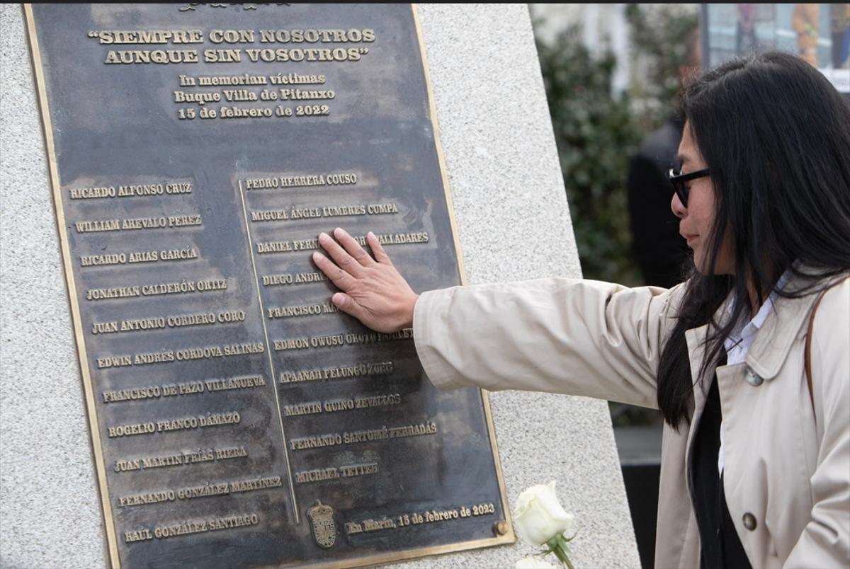 Una familiar de una de las víctimas ante uno de los monolitos del "Villa de Pitanxo" en un homenaje.