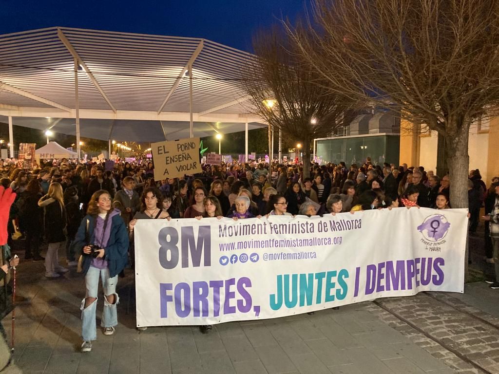 Miles de personas recorren Palma en la manifestación feminista del 8M