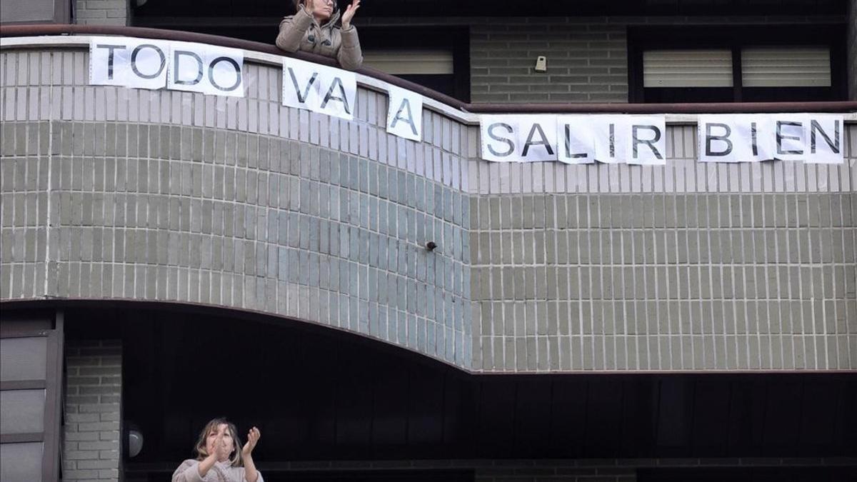 Vecinos del Hospital de Contingencia en la Feria de Valladolid salen a aplaudir al balcón, el viernes