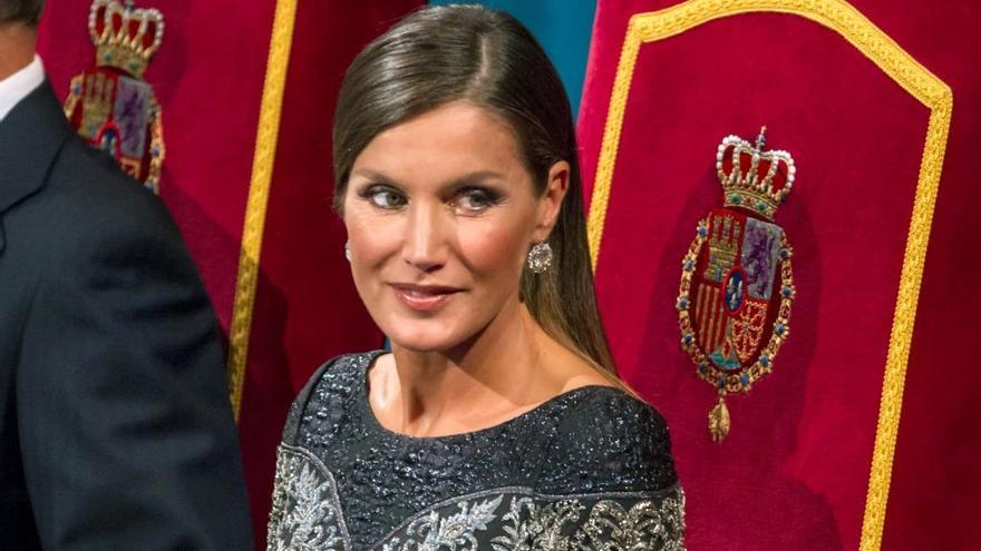 La Reina Letizia brilla en Oviedo con un diseño de Felipe Varela y un toque rockero