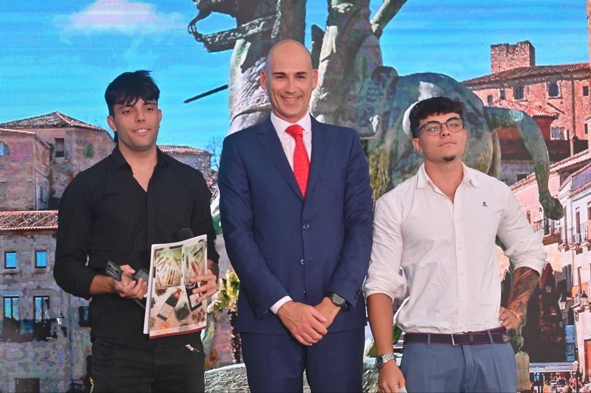 Alberto Portillo, director regional de Mapfre en Extremadura entrega el galardón a Manuel y Pablo Rodríguez, hijos de los gerentes de Especias del Sol