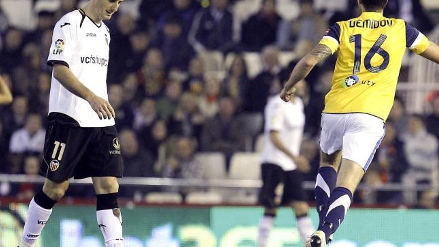 El delantero del Valencia Aritz Aduriz, tras encajar su equipo el gol de la Real Sociedad  en Mestalla