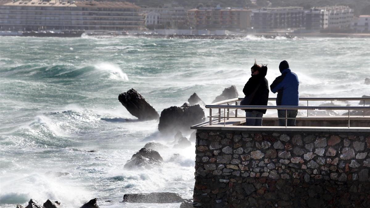 zentauroepp21419925 l escala   alt emporda   temporal de viento y mar en el pase190319185155