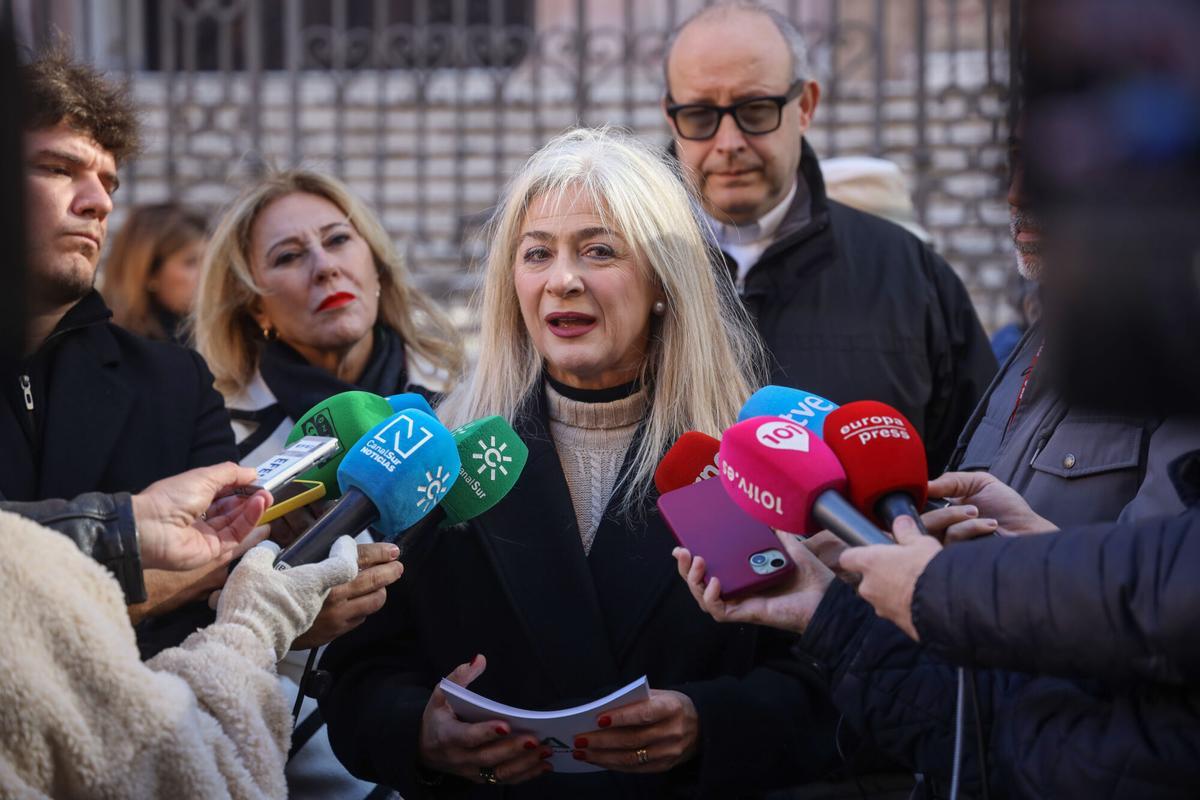 La consejera de Economía de la Junta de Andalucía, Carolina España, y la consejera de Cultura y Deporte, Patricia del Pozo, han visitado esta mañana las obras de la cubierta de la Catedral de Málaga, junto al obispo de Málaga, Monseñor José Antonio Satué.