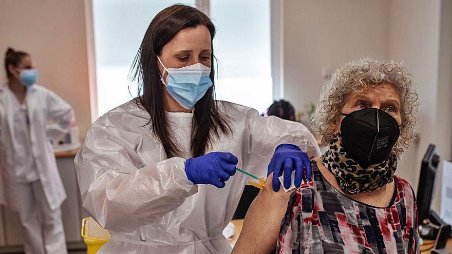 La enfermera Susana Nieto inyecta la vacuna a una de las convocadas en Moraleja del Vino. | Emilio Fraile