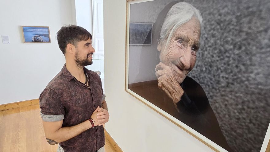 El Museo Quiñones de León acoge la exposición fotográfica «Habitar o baleiro» de Brais Lorenzo