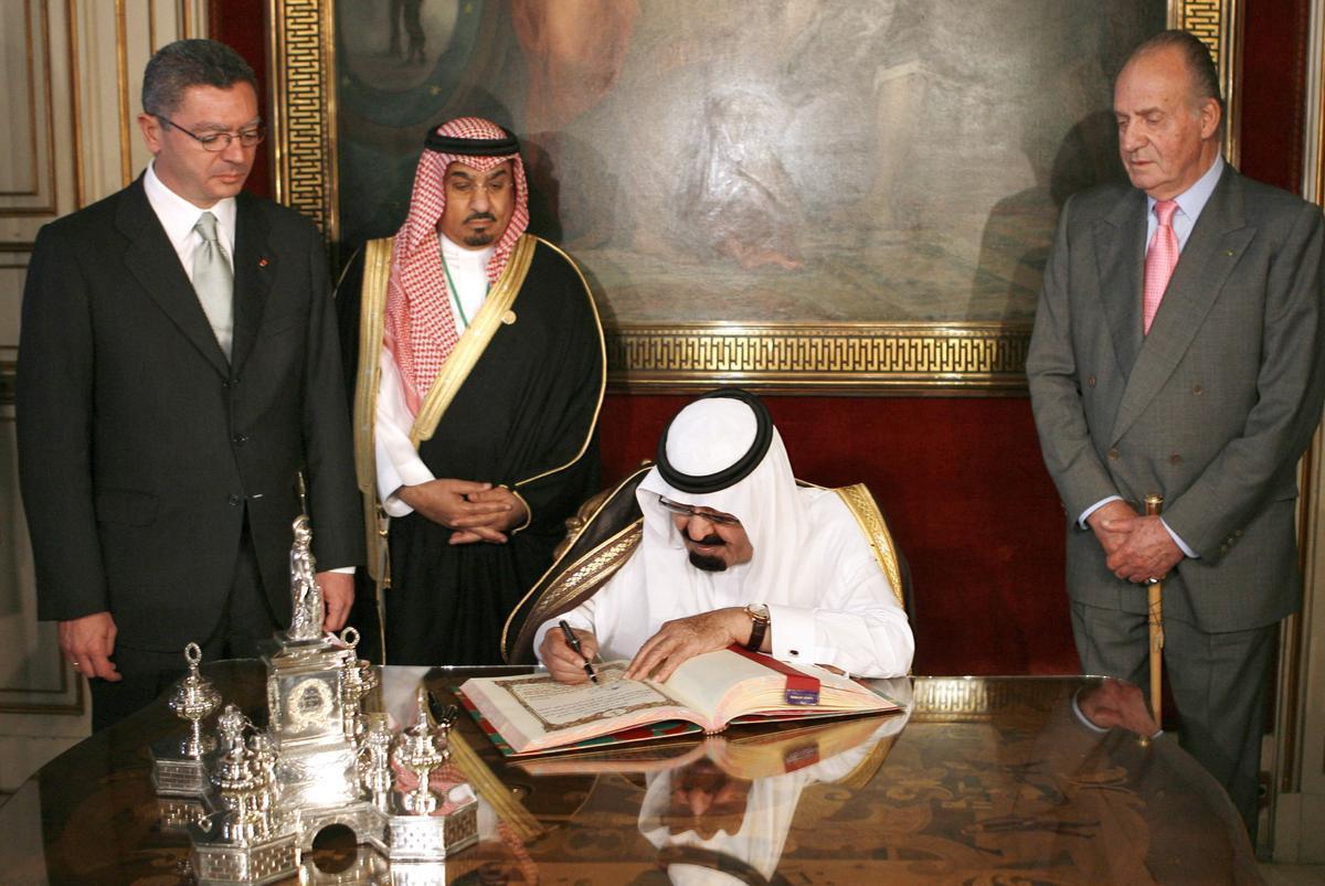 El exalcalde de Madrid Alberto Ruiz Gallardón, el rey Abdalá bin Abdulaziz al-Saúd (tercero por la izquierda) y Juan Carlos I en Madrid.