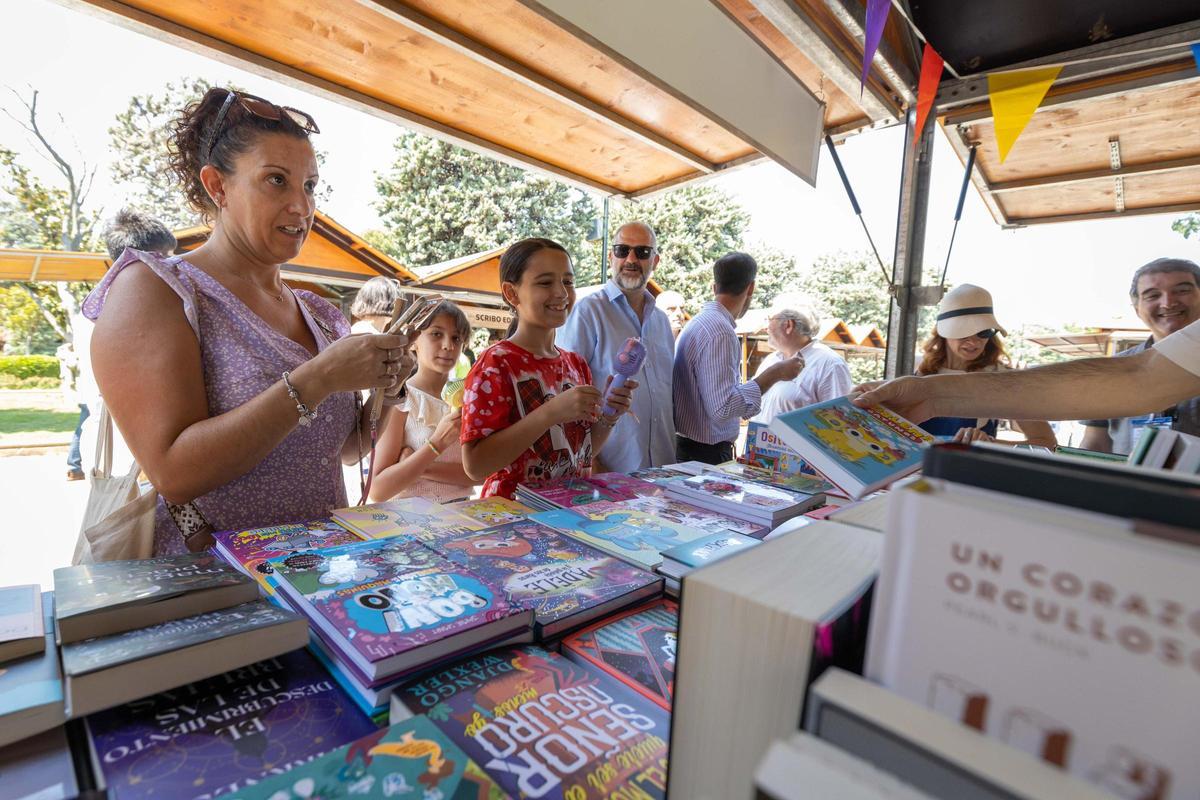 La Feria del Libro de Zaragoza ha abierto sus puertas a las 11.00 horas.