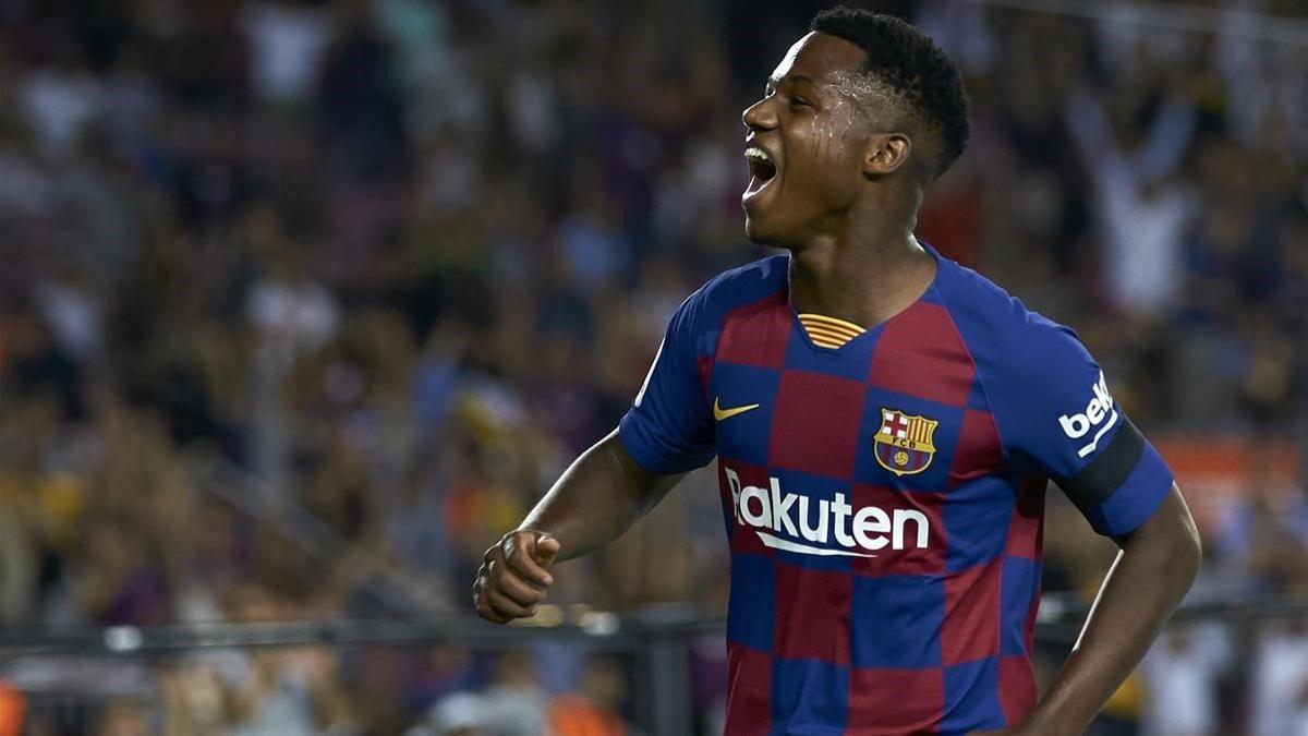 Ansu Fati disputando un partido de liga con el Barça ante el Valencia