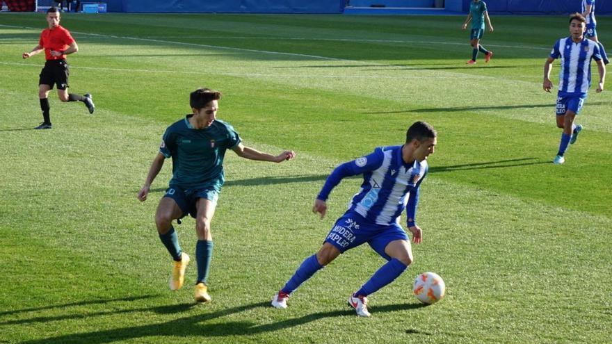 Cristo Martín aguanta el balón ante la presión de un jugador rival. | J.Z.