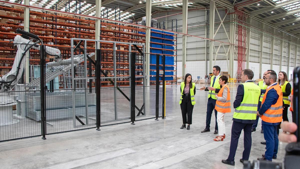 La ministra de Vivienda, Isabel Rodríguez, visitó el pasado año las instalaciones de Porcelanosa dedicadas a este segmento de la construcción.