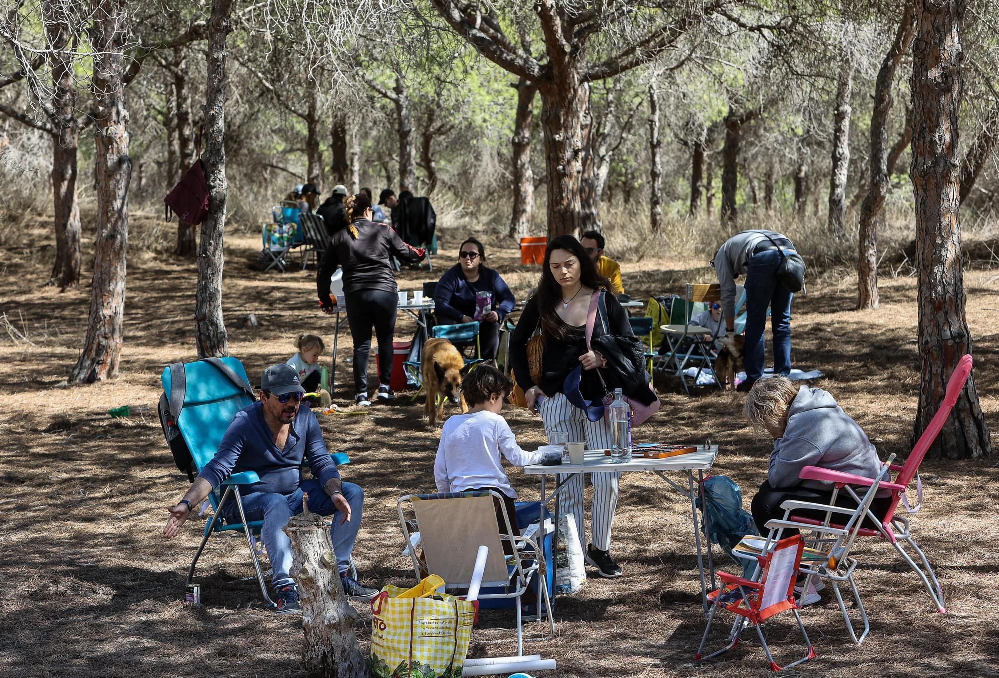 Así celebran el lunes de Pascua familias y vecinos en la playa de la Marina y la pinada