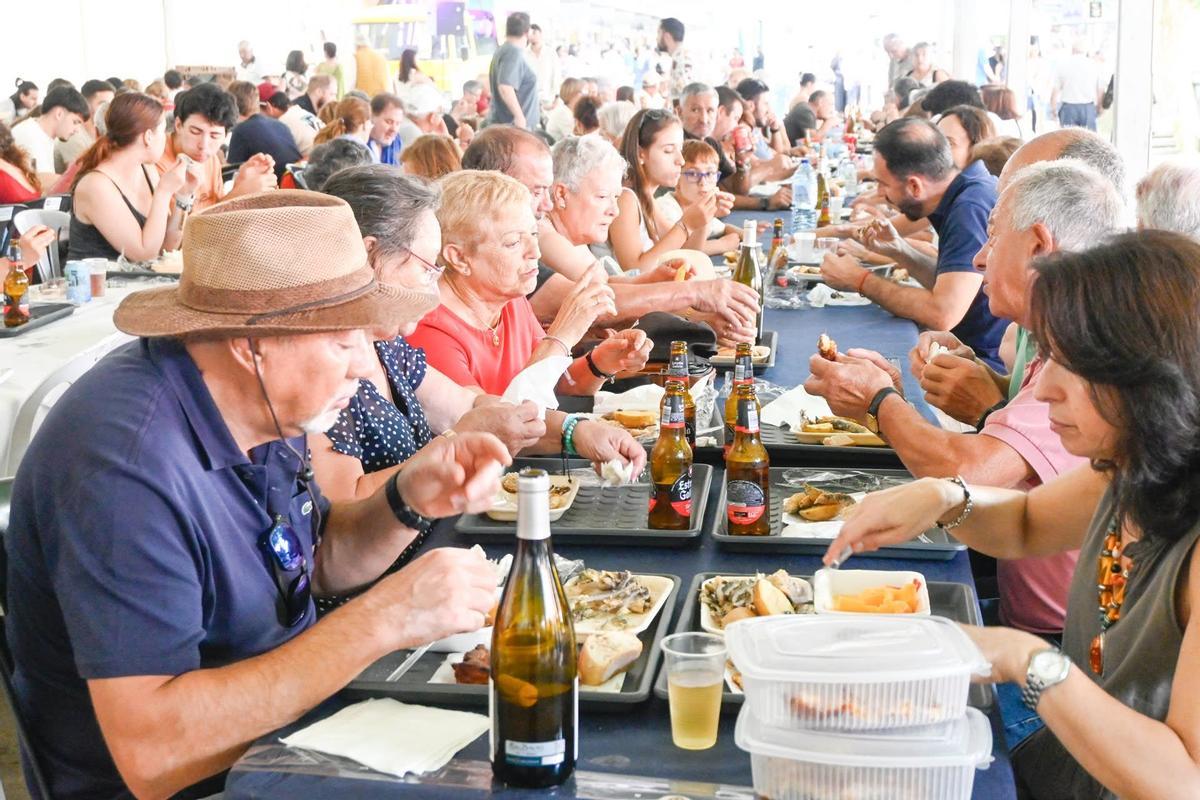 Comensais na Festa da Xouba, de Rianxo.