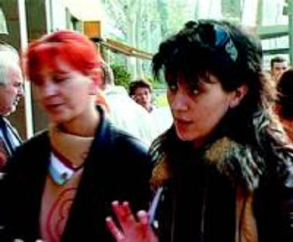 Tetiana (dreta) i la seva companya, ahir, a prop dels jutjats. Tetiana (dreta) i la seva companya, ahir, a prop dels jutjats.